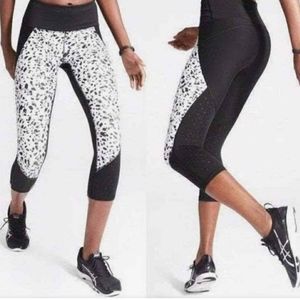 Athleta Stealth trucool Capri Small black white